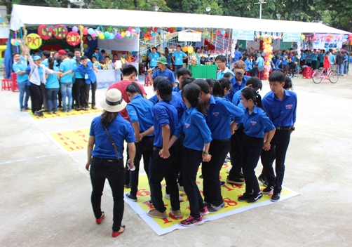 Hội viên, thanh niên hào hứng tham gia trò chơi sinh hoạt tập thể team buiding